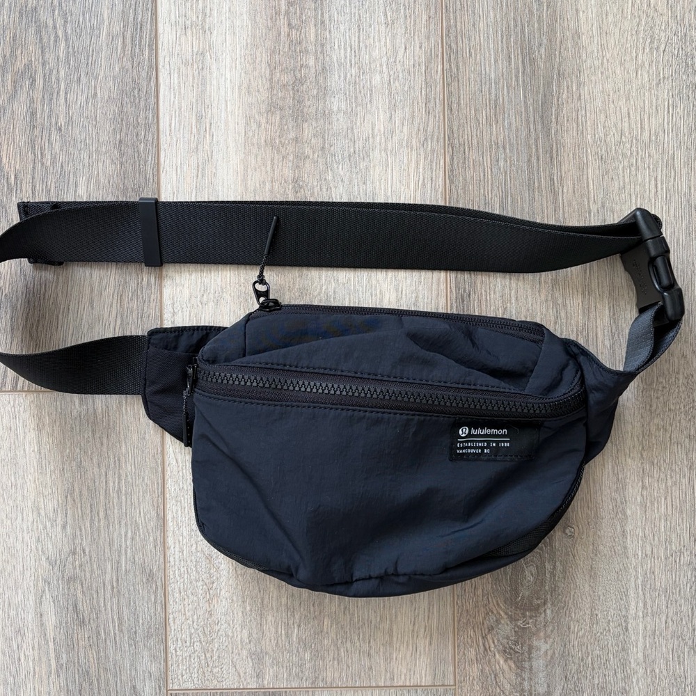 Lululemon Clean Lines Fanny Pack